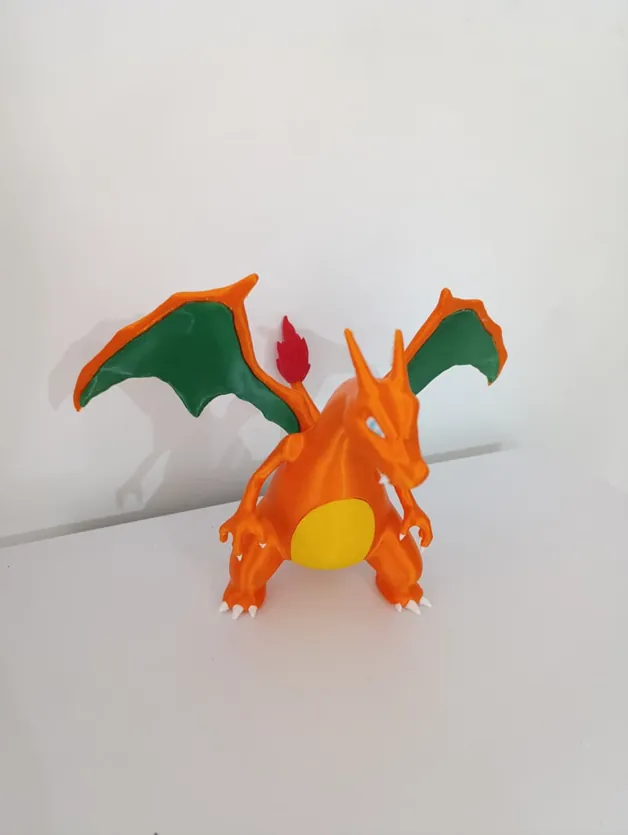 Figura de Charizard de Pokémon impresa en 3D