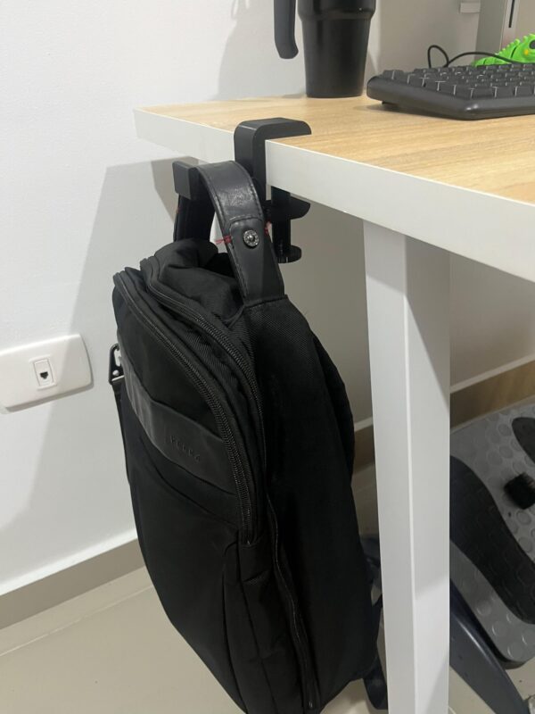 Soporte de escritorio con bolso de ejemplo