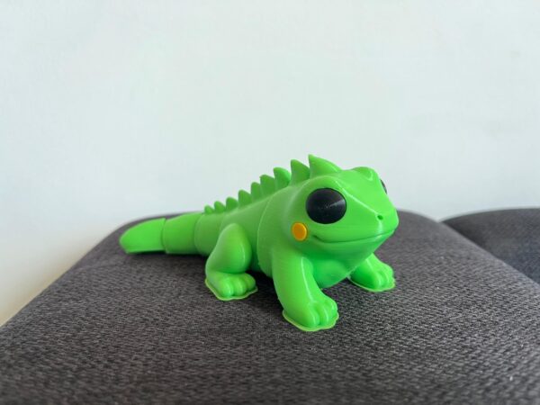 Iguana 3D articulable vista frontal/lateral.