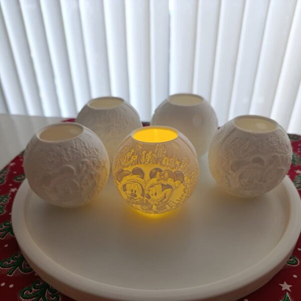 esfera de Mickey sobre nieve de navidad para arbol