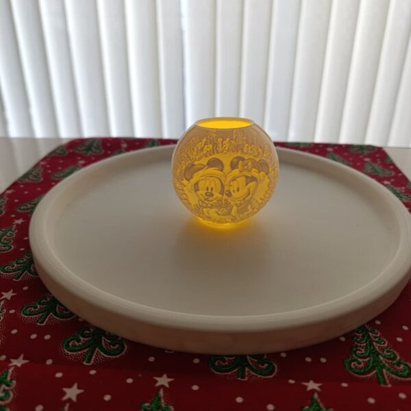 esfera de Mickey sobre nieve de navidad para arbol
