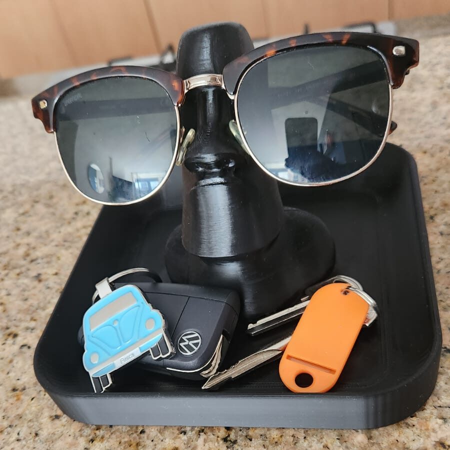 Organizador de gafas con bandeja para llaves estilo Moai en impresión 3D Organizador de gafas con bandeja para llaves estilo Moai en impresión 3D